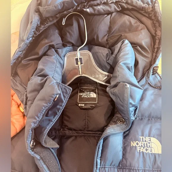 North Face 600 Down Puffer
Classic Cold Weather Fall/Winter
Cozy Navy Jacket - Picture 4 of 8